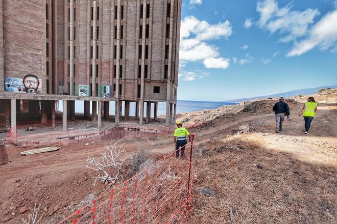 Trabajos de demolición de las escaleras de los pisos bajos del mamotreto de Añaza