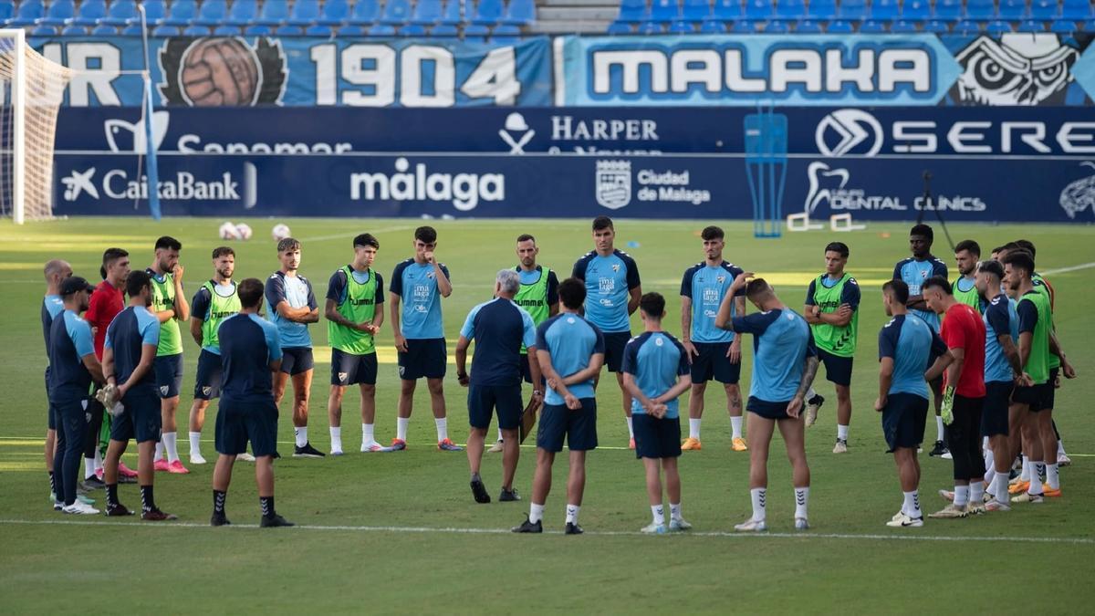 Pellicer charla con sus jugadores en un entrenamiento.
