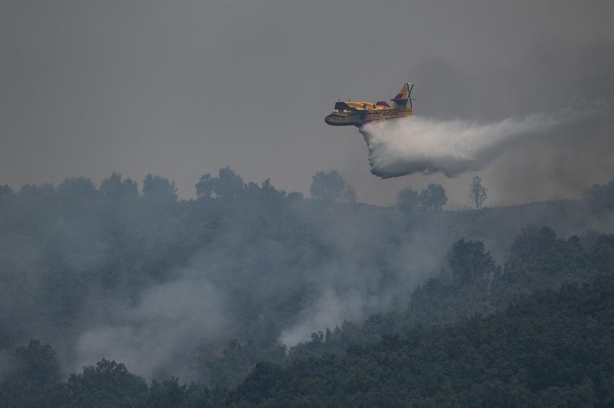 Un medio aéreo trabajando ayer en la zona.