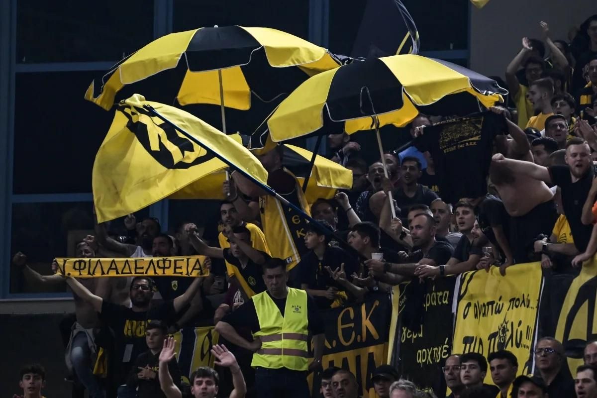 Aficionados del AEK en el Sunel Arena durante el partido ante el Nanterre.