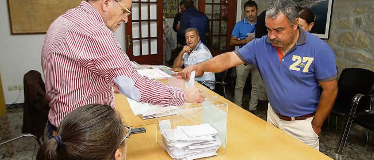 Elecciones el pasado 29 de septiembre en la cofradía de pescadores de Carril.  // Noé Parga
