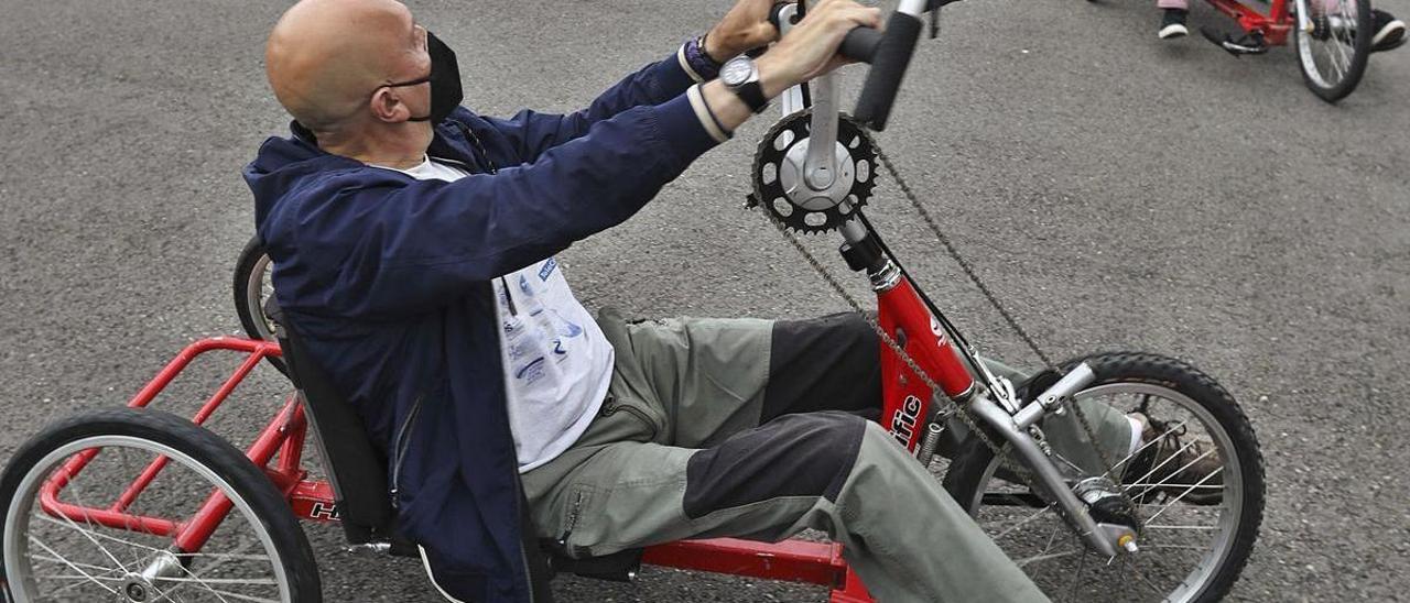 Un socio de Difac prueba las bicicletas adaptadas, ayer. |