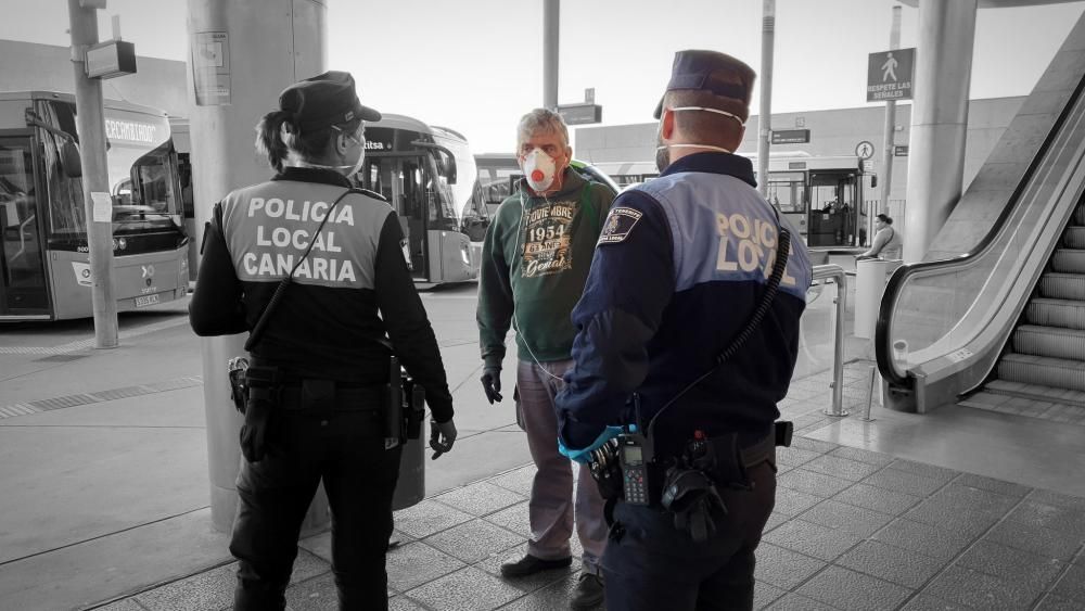 Reparto de mascarillas en el Intercambiador de Santa Cruz.