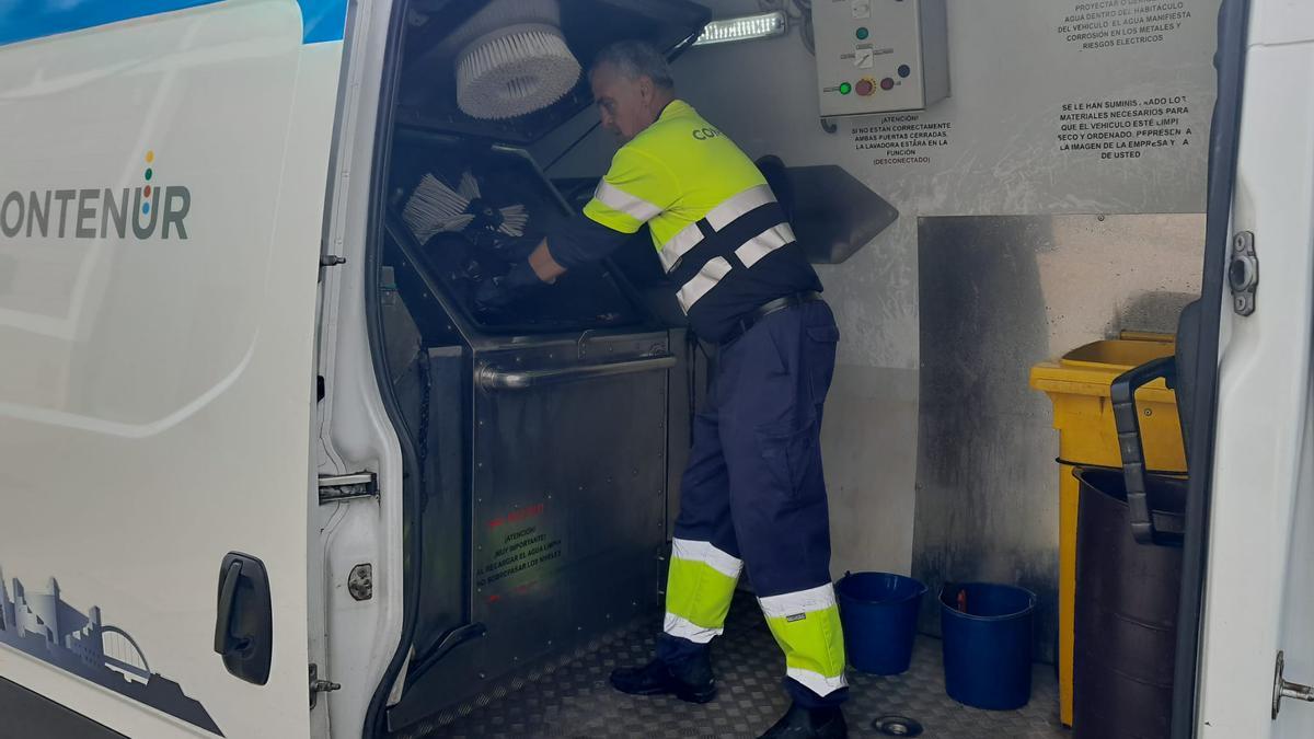 Un operario desinfecta una papelera en la ciudad