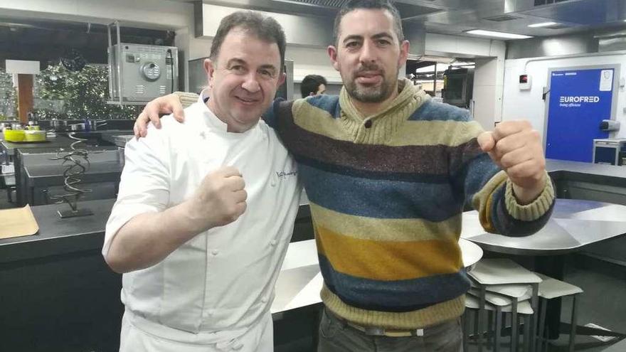 Martín Berasategui y Manuel Tosar, emulando la forma de la pieza elaborada por el escultor para el chef.