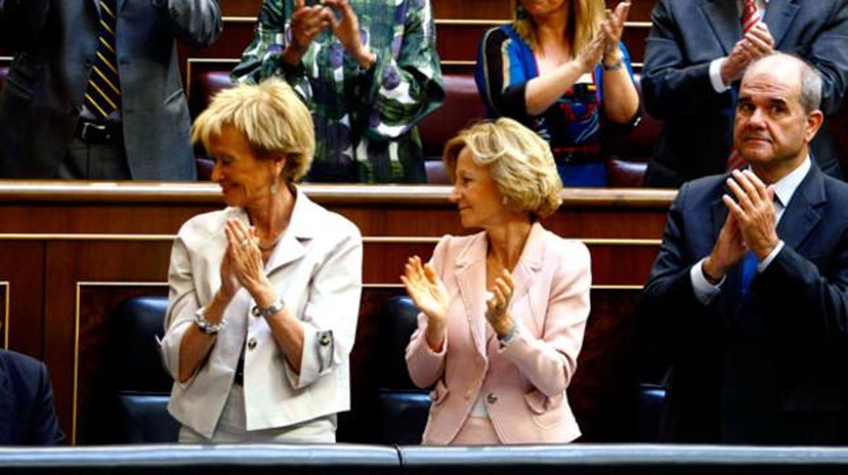 Els vicepresidents del Govern, María Teresa Fernández de la Vega, Elena Salgado i Manuel Chaves, aplaudeixen la intervenció del socialista.
