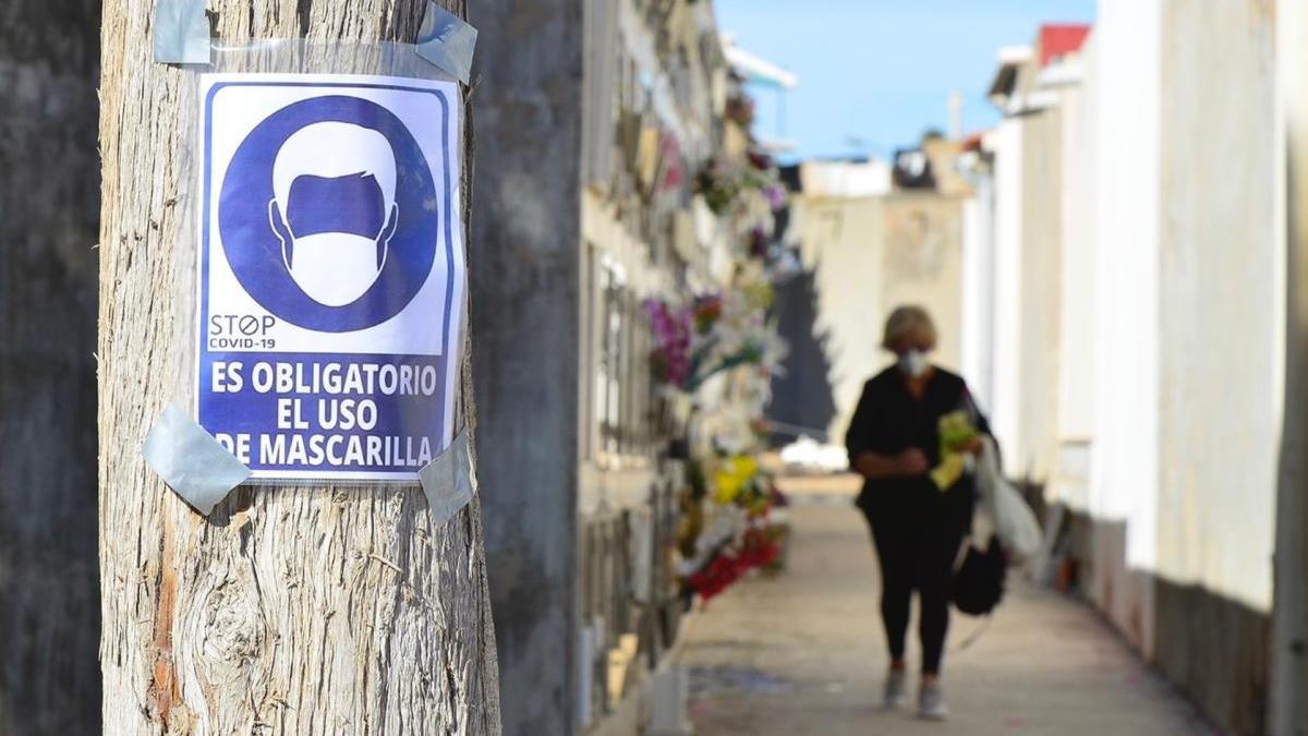 Una persona en el cementerio de San Antón, en Cartagena.