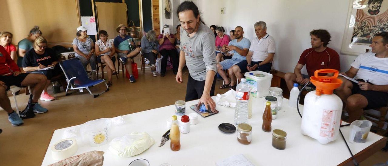 Jacobo Ojea muestra a los asistentes cómo hacer preparados para la huerta.