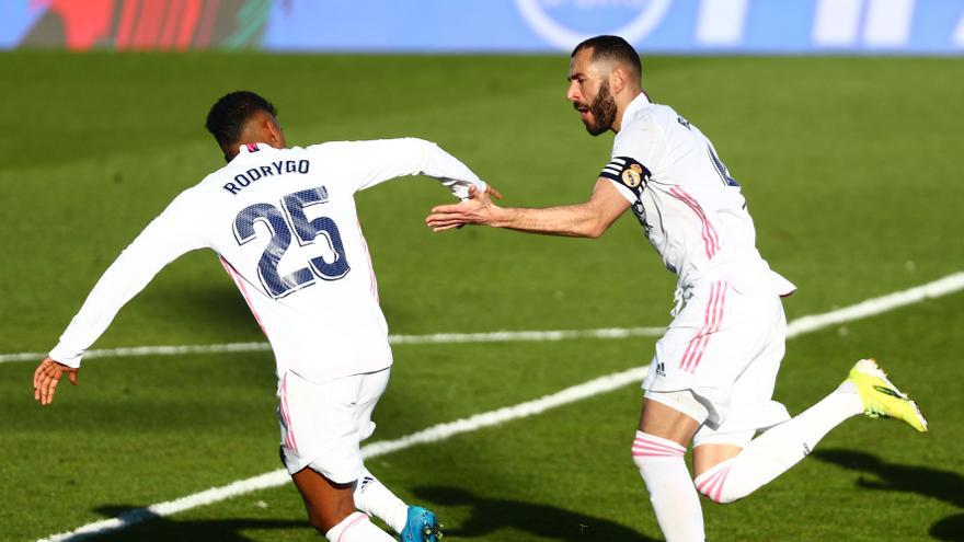 Los jugadores del Real Madrid celebran un gol al Elche.