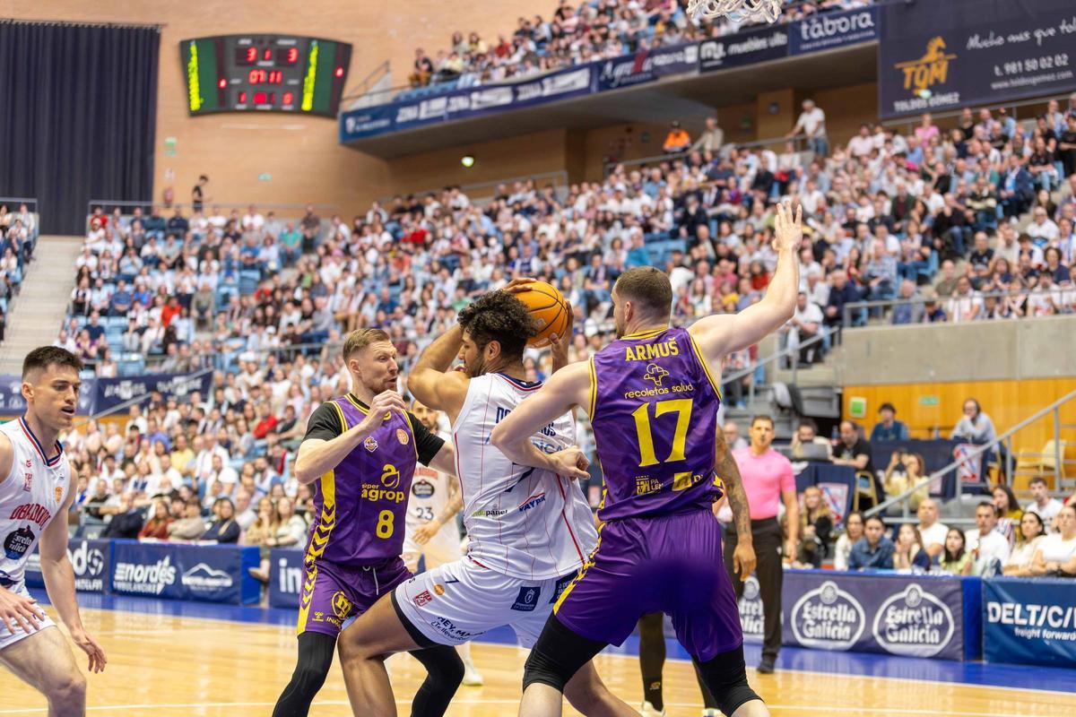 El Obradoiro arrasa en la 'guerra' con el Palencia El Obradoiro arrasa en la 'guerra' con el Palencia