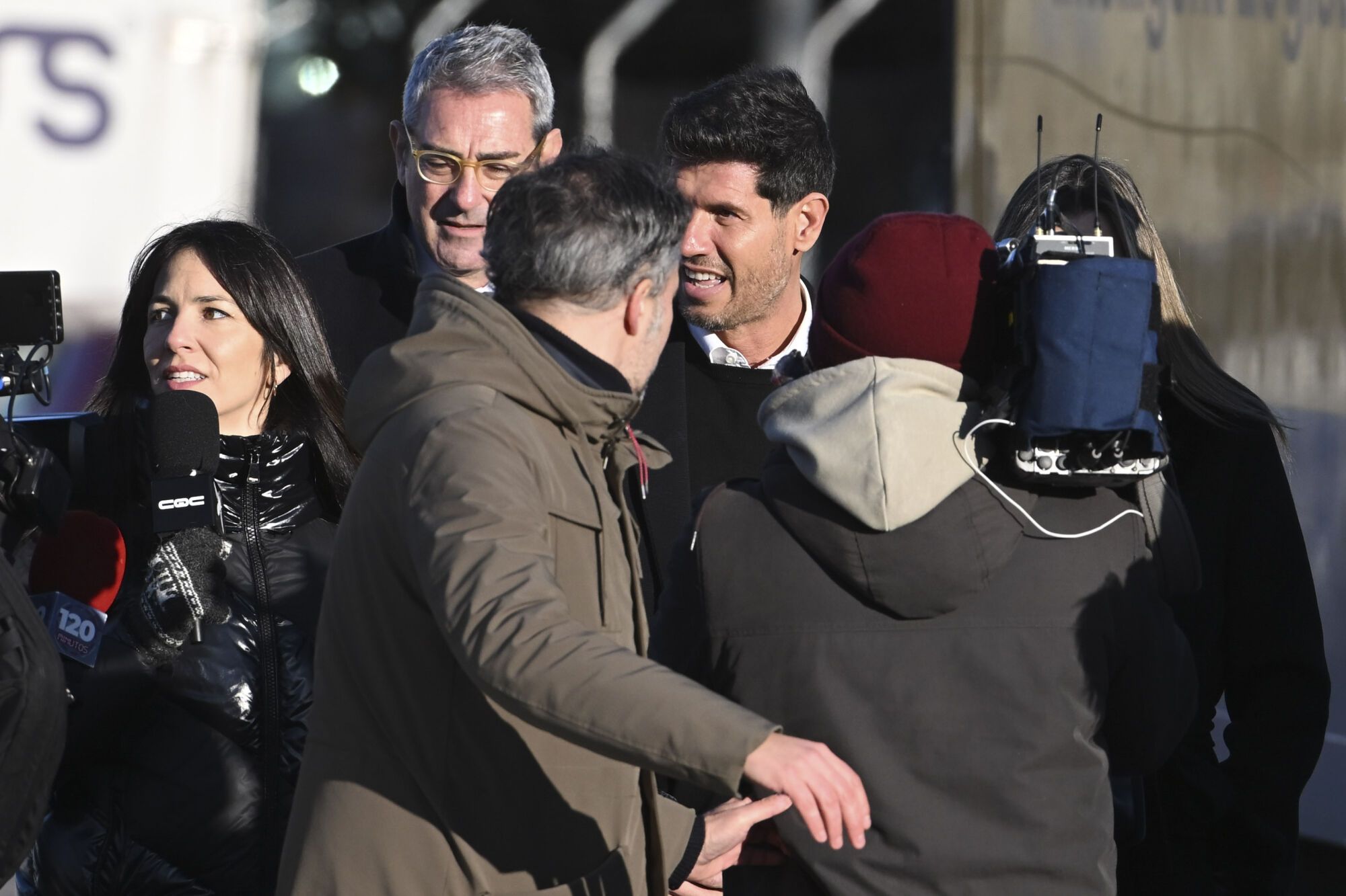 SAN FERNANDO DE HENARES (MADRID), 03/02/2025.- El exdirector deportivo de la selección masculina Albert Luque a su llegada a la Audiencia Nacional de San Fernando de Henares donde este lunes arranca el juicio contra el expresidente de la Federación Española de Fútbol (RFEF) Luis Rubiales, acusado de agresión sexual y coacciones por el beso que dio a la futbolista Jenni Hermoso tras la victoria del Mundial en Sídney (Australia) el 20 de agosto de 2023 y que ella asegura que no consintió. Rubiales se enfrentará a una petición de dos años y medio de cárcel y compartirá banquillo con tres personas de su confianza en la Federación: el exdirector deportivo de la selección masculina Albert Luque, el exentrenador de la femenina Jorge Vilda y el antiguo responsable de Marketing de la RFEF Rubén Rivera. EFE/Fernando Villar