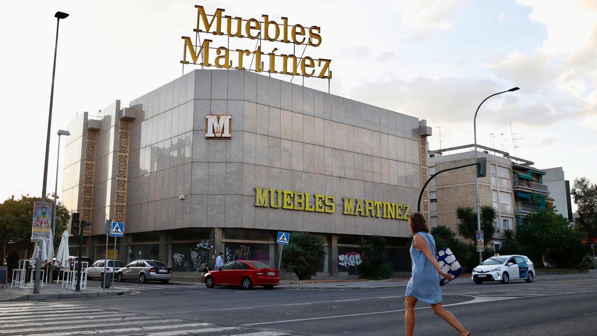 Edificio que ocupaba la tienda de Muebles Martínez, que se convertirá en viviendas.
