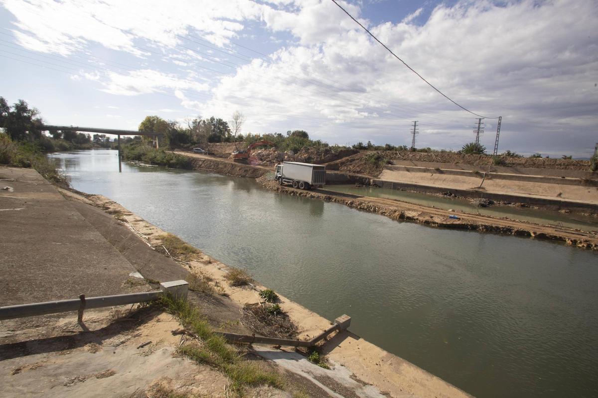 Obras en el río Magro, a su paso por Algemesí, en una imagen de hace unas semanas.