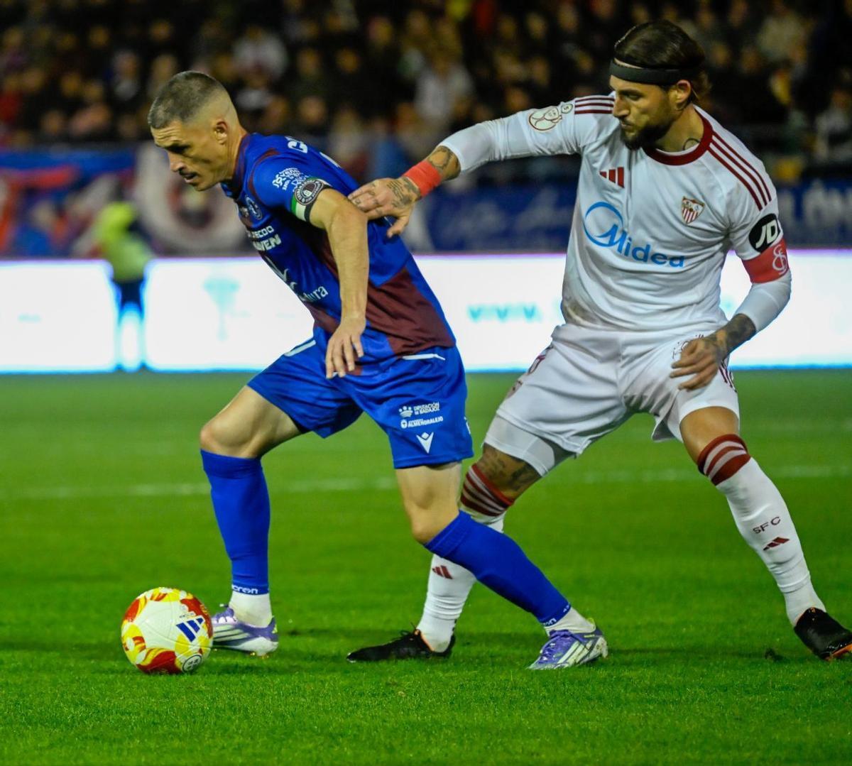 Juanmi Callejón controla la pelota.