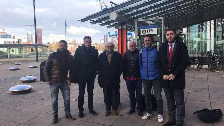 Por la izquierda, Juan Carlos López Corbacho, José Manuel Gómez de la Uz, Luis Ángel Colunga, Daniel Cuartas, José Ramón Paseiro (del comité de La Coruña) y Jonás Fernández, ayer, ante la corte de Rotterdam.