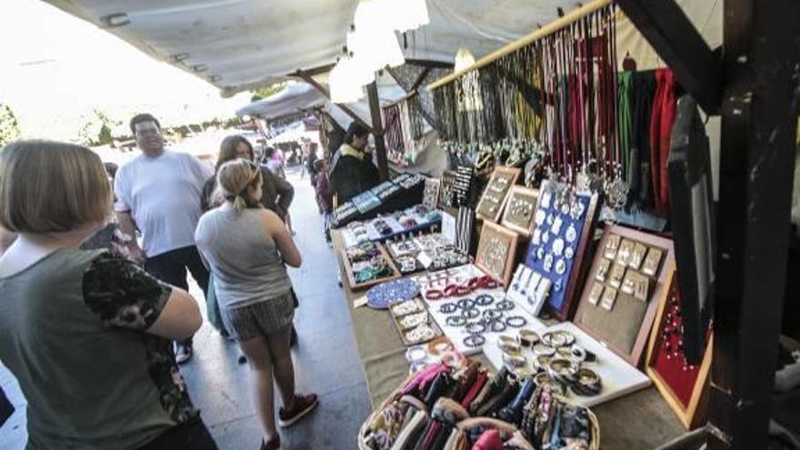 El mercadillo medieval reunió ayer a un gran número de asistentes que podrán disfrutar de las actividades también durante la jornada de hoy.