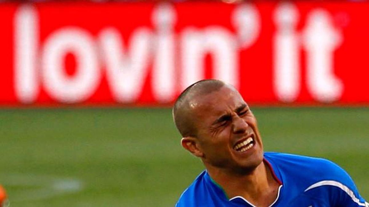 LA SORTIDA DE LA CAMPIONA - La Itàlia de Cannavaro no només no ha aconseguit defensar el seu títol, sinó que ha sumit molts dels seus aficionats en la vergonya al quedar eliminada a la primera fase.