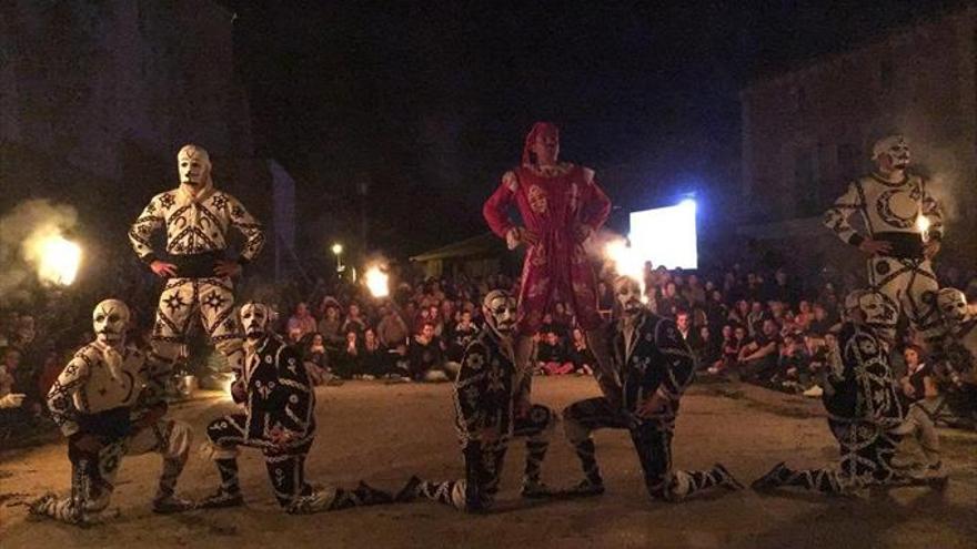 El fuego de la tradición centenaria de la Contradanza ilumina las calles