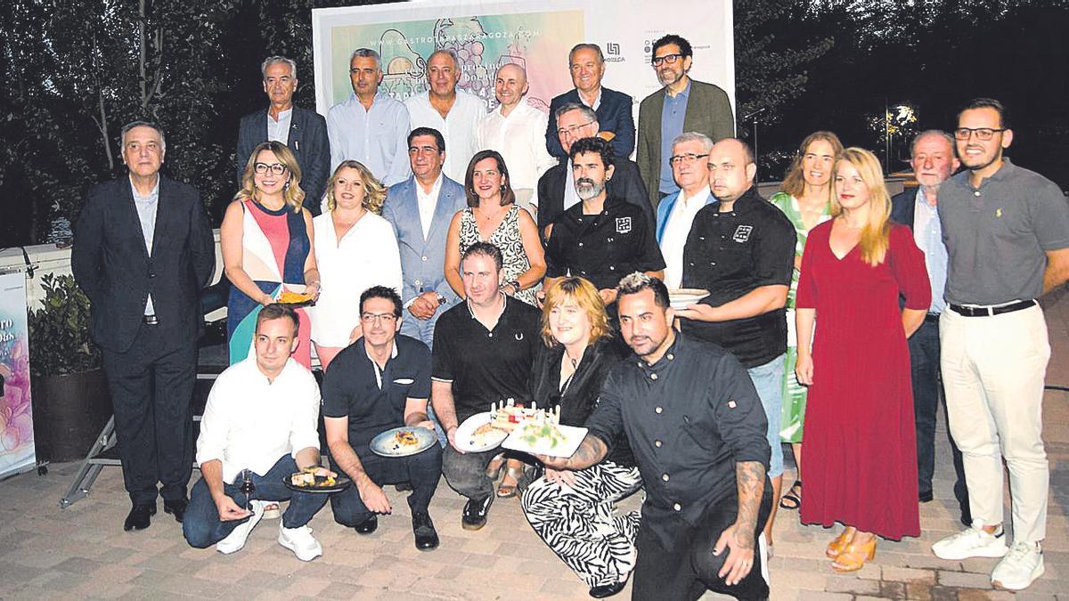 Organización, autoridades y cocineros durante la presentación de Gastrotapas.