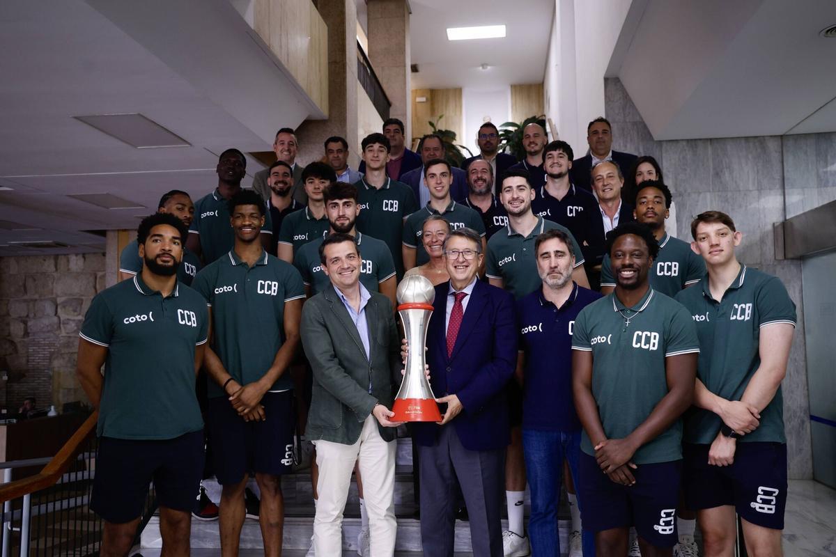 La plantilla, el cuerpo técnico y la directiva del Coto Córdoba son recibidos en el Ayuntamiento por el alcalde, José María Bellido.