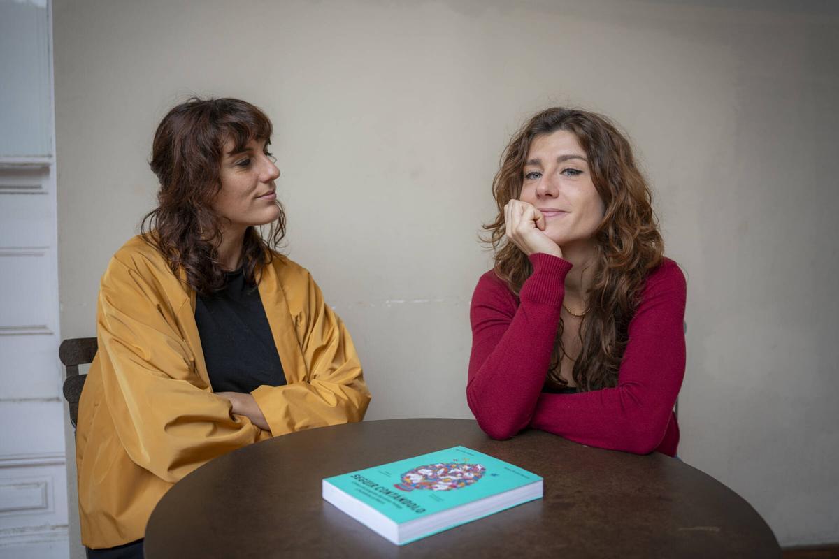 BARCELONA. 14 DE NOVIEMBRE DEL 2025. RETRATOS EN LA LIBRERÍA LAIE DE MAJO SISCAR Y SANDRA VICENTE, CORDINADORAS DEL LIBRO SEGUIR CONTÁNDOLO SOBRE EL PROGRAMA DE BARCELONA PROTEGE A PERIODISTAS DE MÉXICO. FOTOS DE SANDRA ROMAN