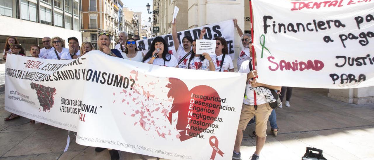 Un grupo de afectados por la estafa de iDental en una protesta en Alicante.