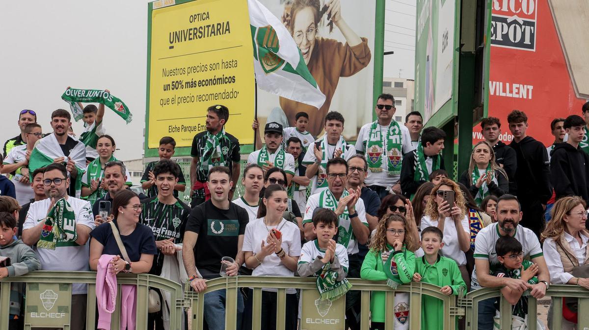 Aficionados del Elche esperan la llegada del autobús, enfrente del Martínez Valero.