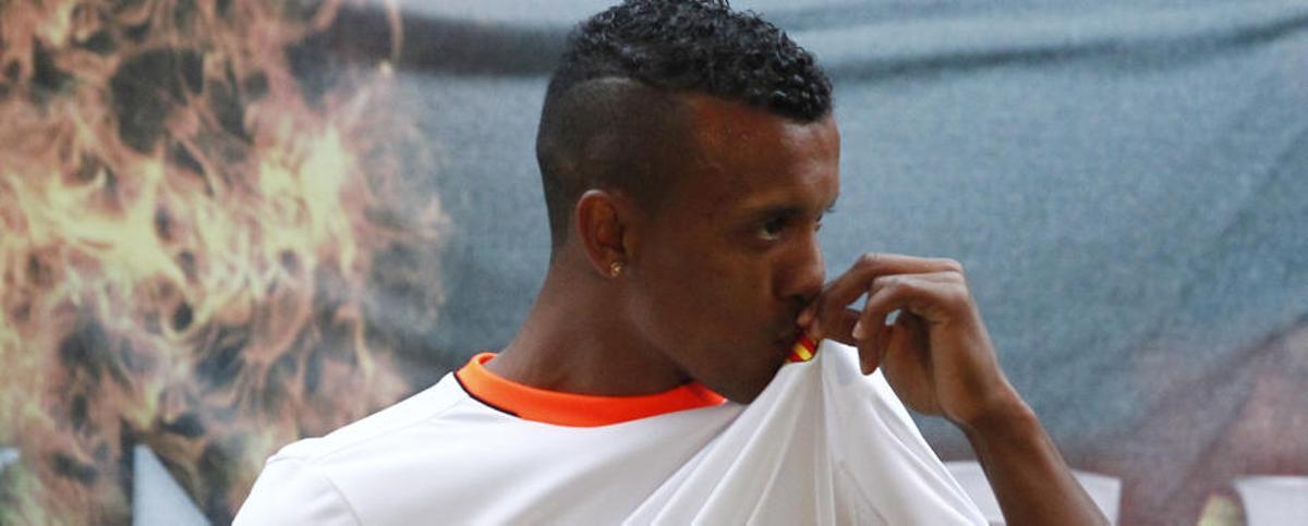 Nani besó el escudo del Valencia CF.