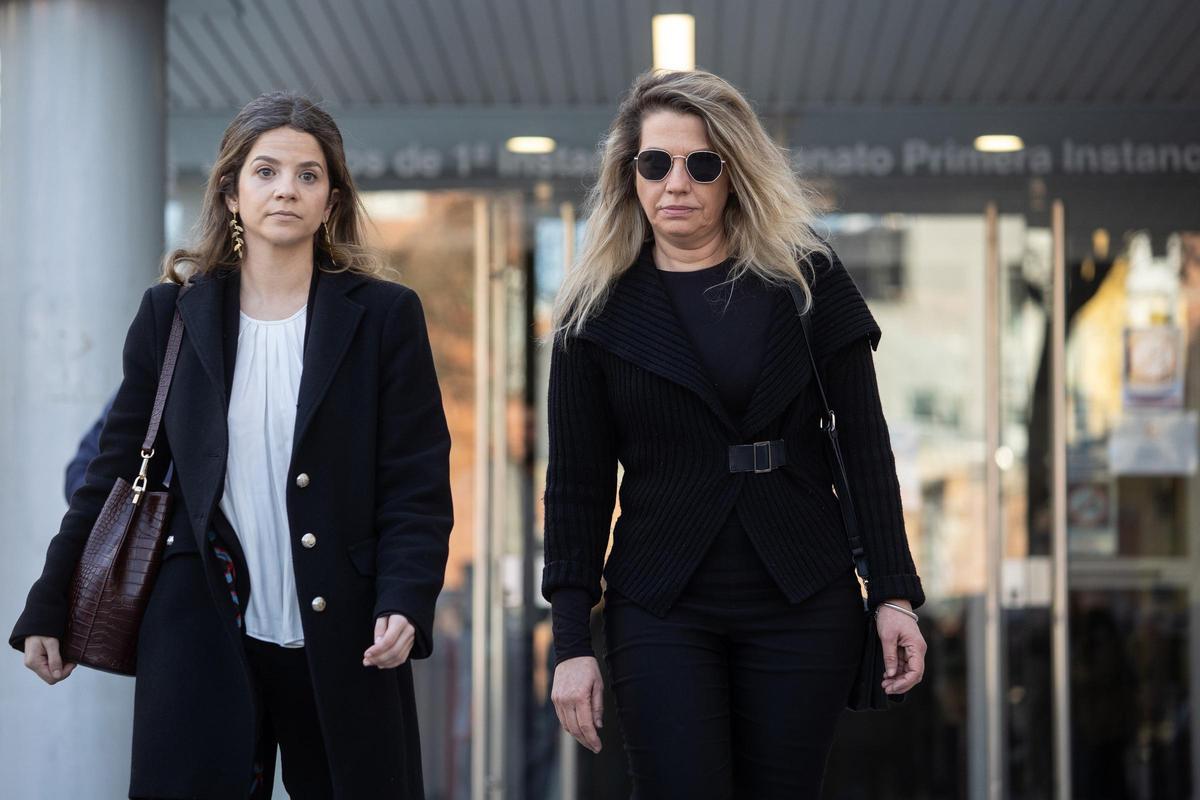 Archivo - La asesora de Begoña Gómez en Moncloa Cristina Álvarez (d) sale de declarar a los juzgados de Plaza de Castilla, a 26 de febrero de 2025, en Madrid (España). El juez Juan Carlos Peinado tiene previsto interrogar hoy como investigada a Cristina Á