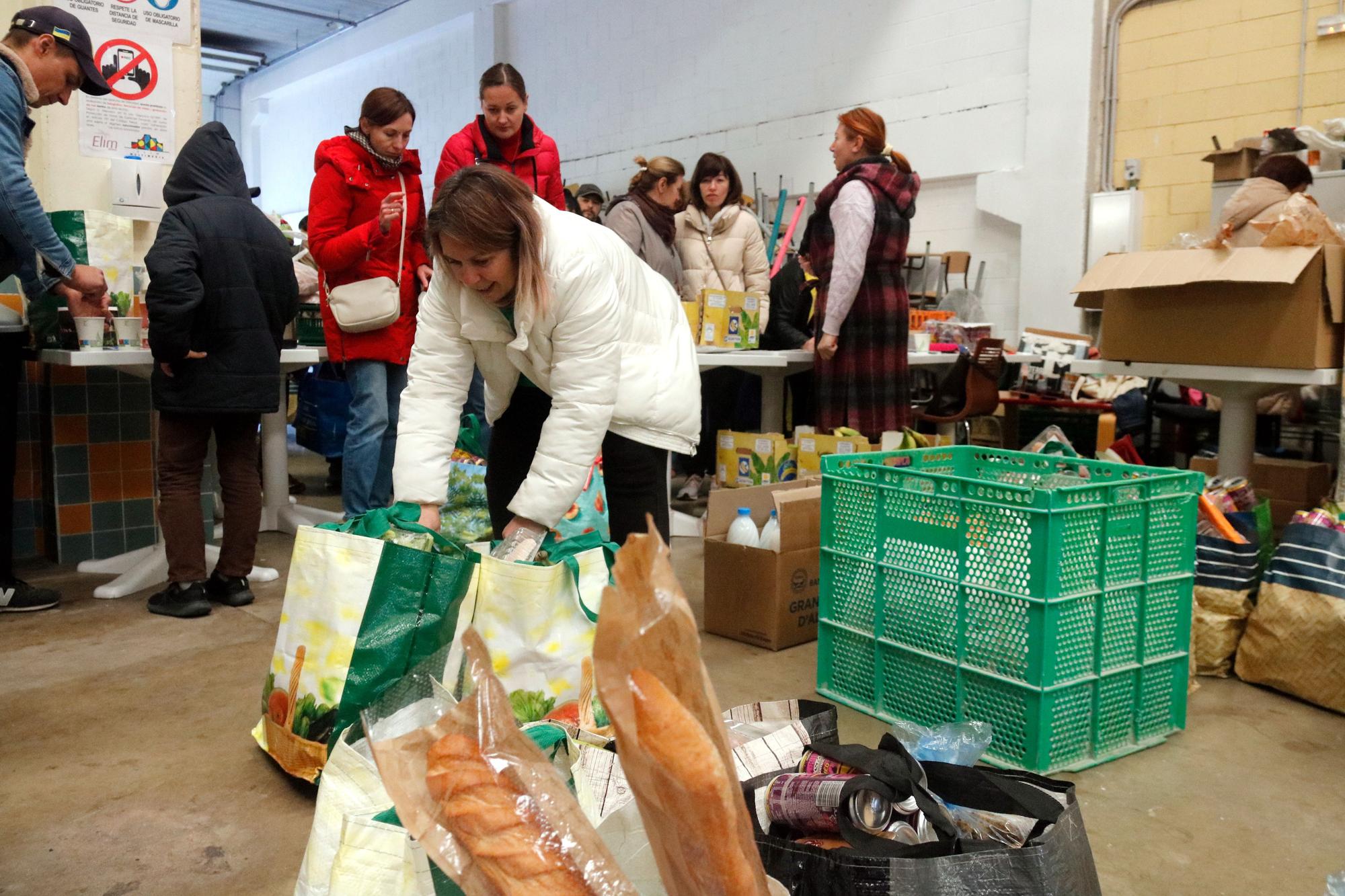 Aliments, roba i suport emocional per a 150 famílies ucraïneses refugiades a les comarques gironines