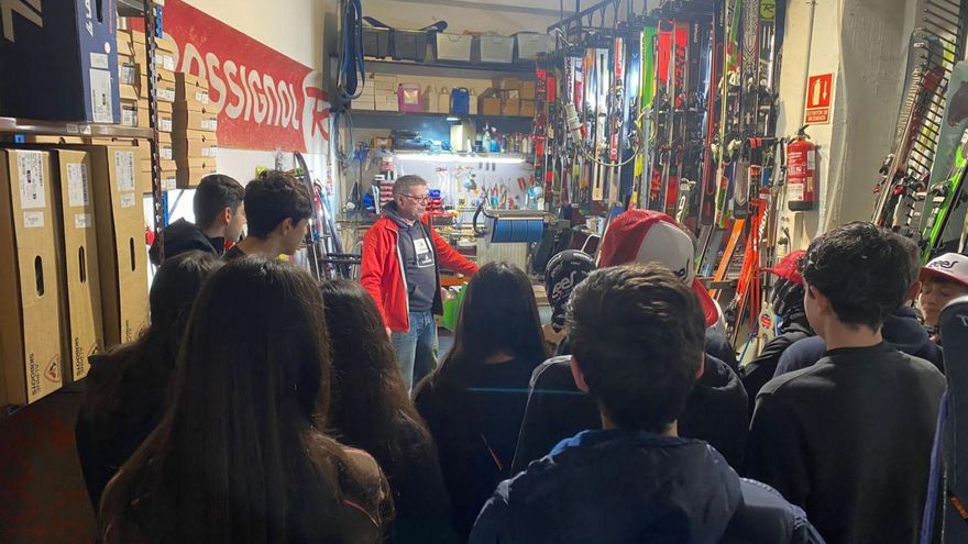 Alumnos de la Semana Blanca, ayer, en un taller sobre cuidado de esquís, ante la ausencia nieve para esquiar. | A. V.