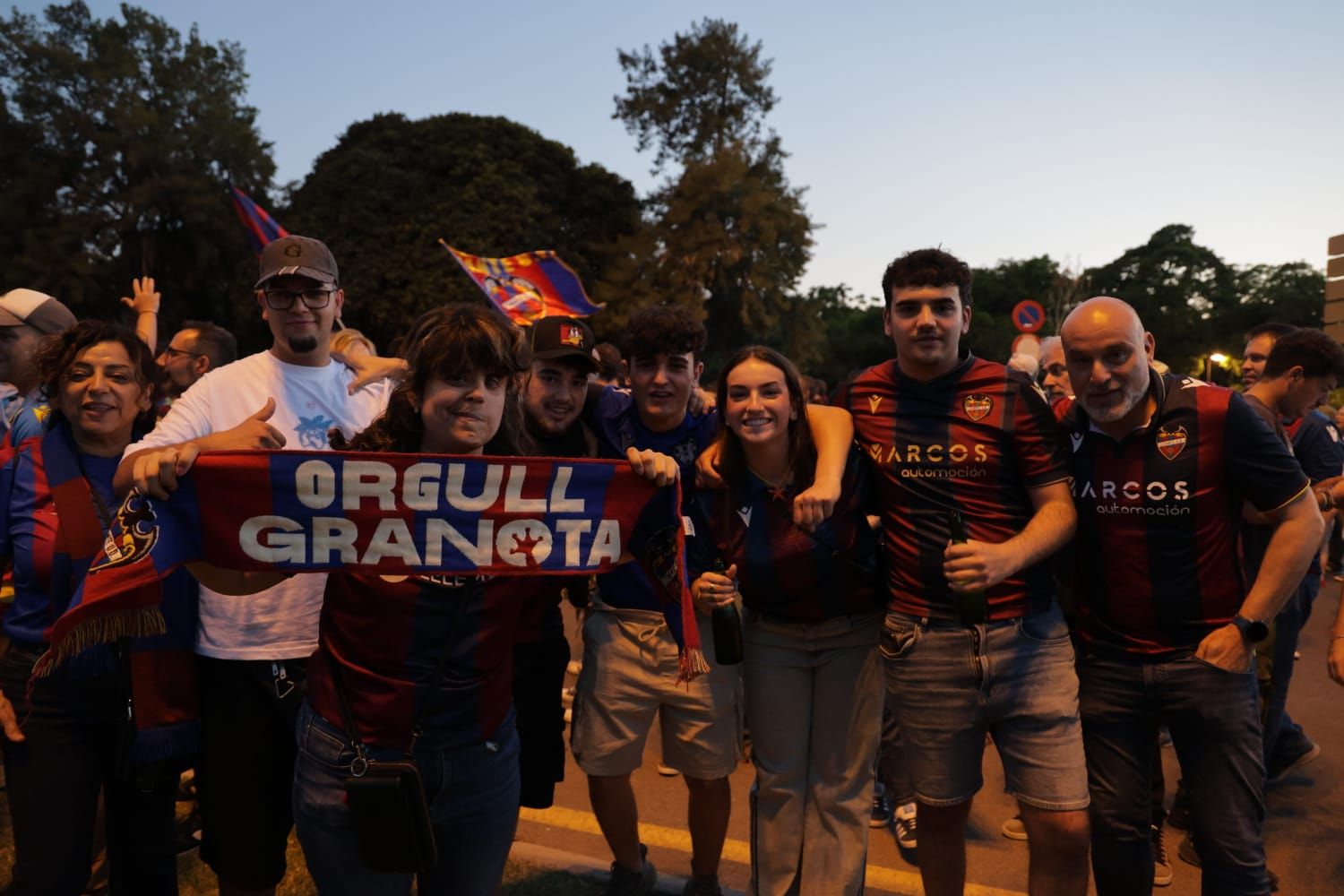 La afición del Levante UD festeja el ascenso en la fuente de Las Cuatro Estaciones