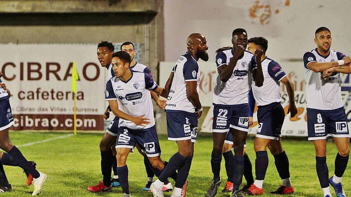 Los jugadores del Ourense CF celebrando un gol en un encuentro en O Couto. |  // IÑAKI OSORIO