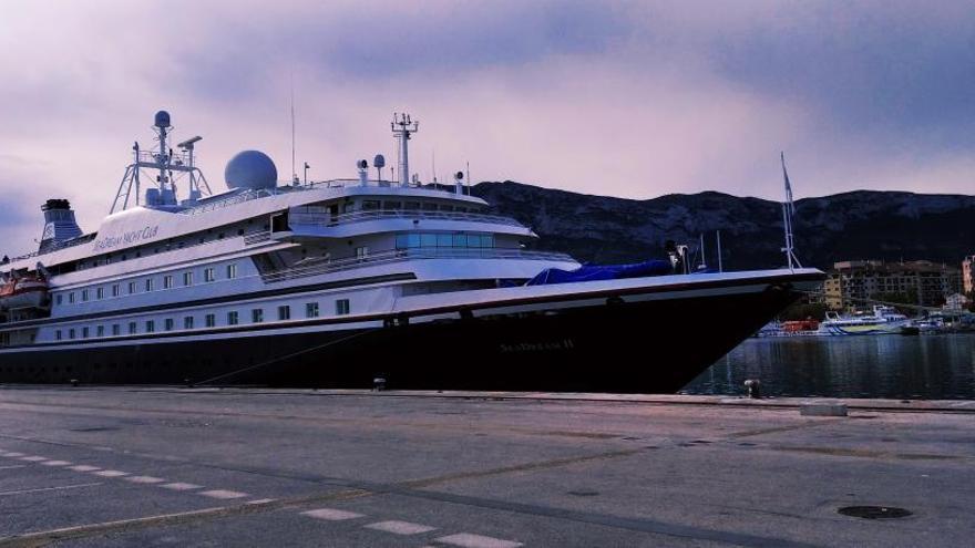 El crucero de lujo «SeaDream II», atracado en el muelle de Baleària Port.