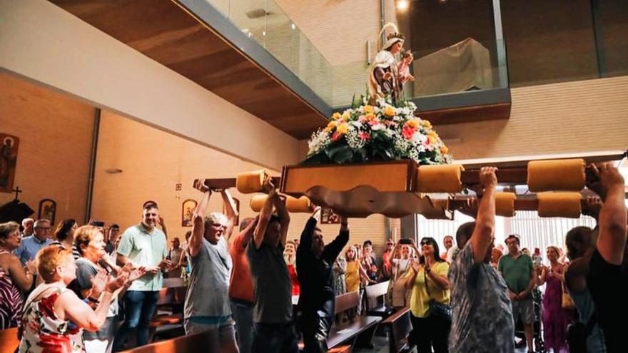 la Virge, a hombros, en la fiesta de los pescadores de Cullera.