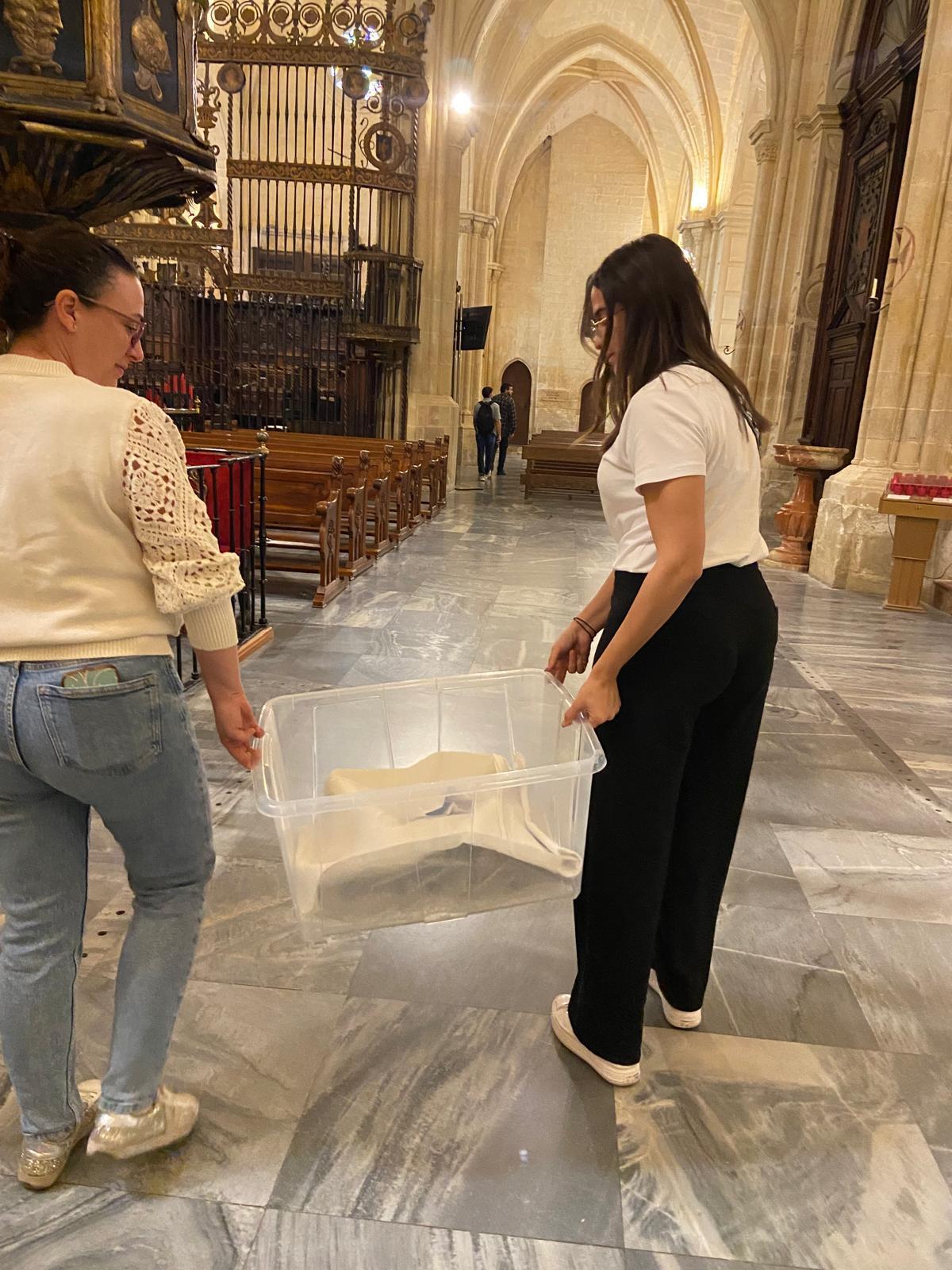 Dos de las investigadoras transportan las campanas para iniciar el proceso de restauración