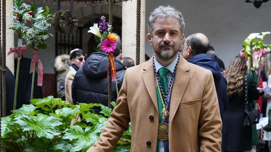 Israel López en el patio de la casa de Antonio Pedrero el Domingo de Resurrección.