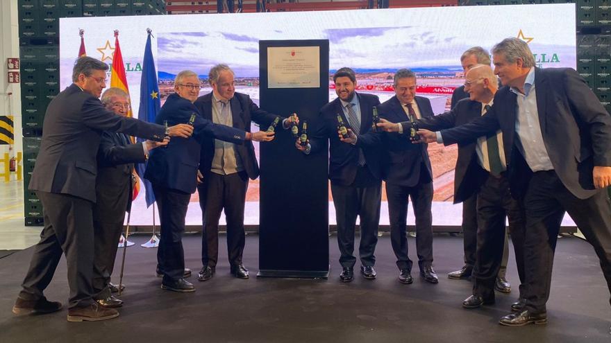 Momento del brindis tras la inauguración del centro logístico.  | L.O.