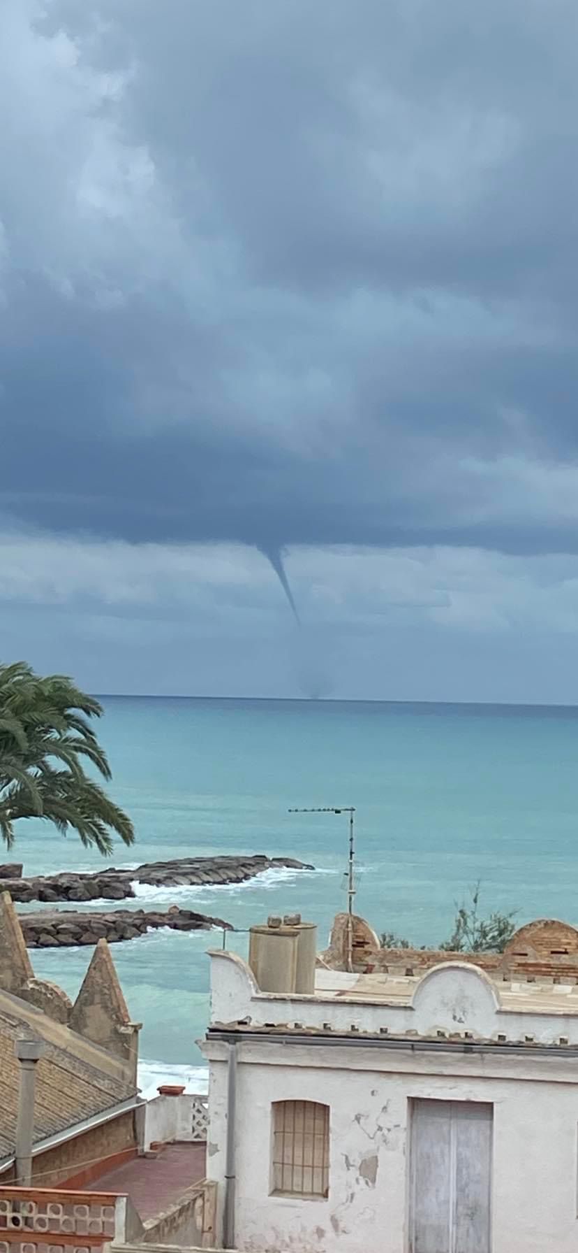 DANA en Castellón: una gran tuba marina en la costa castellonense