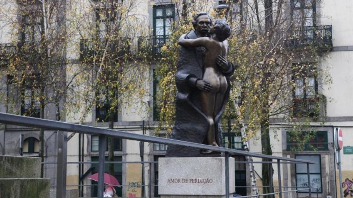 La escultura &quot;Amores de Camilo&quot; se inaguró en 2012 en Oporto