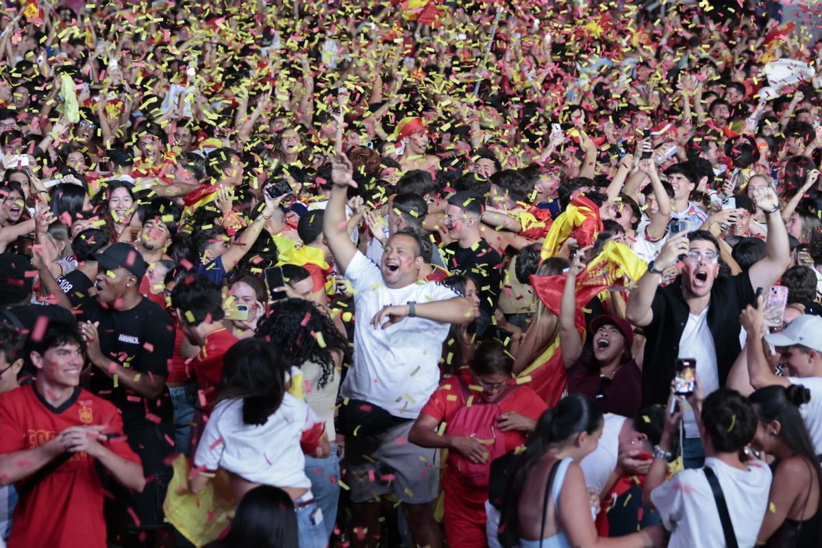 Imágenes del ambiente del partido de España en Santa Cruz