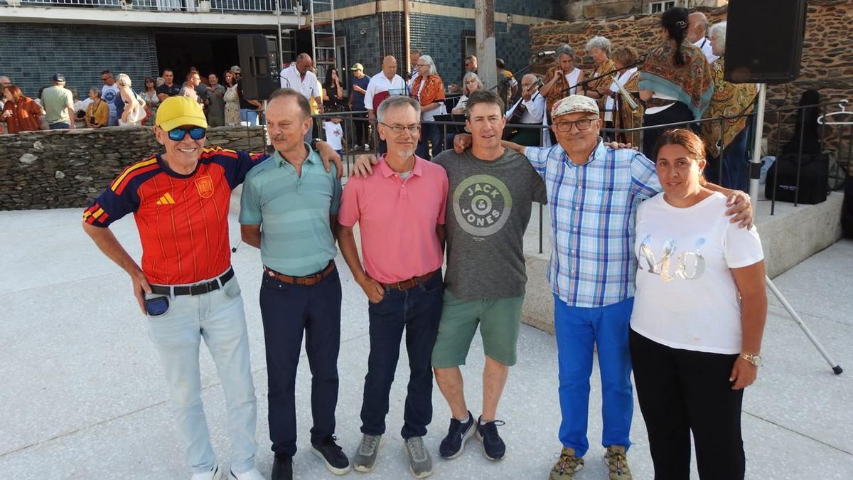Membros da asociación con Michell Otero e Luis Espiña durante a inauguración.