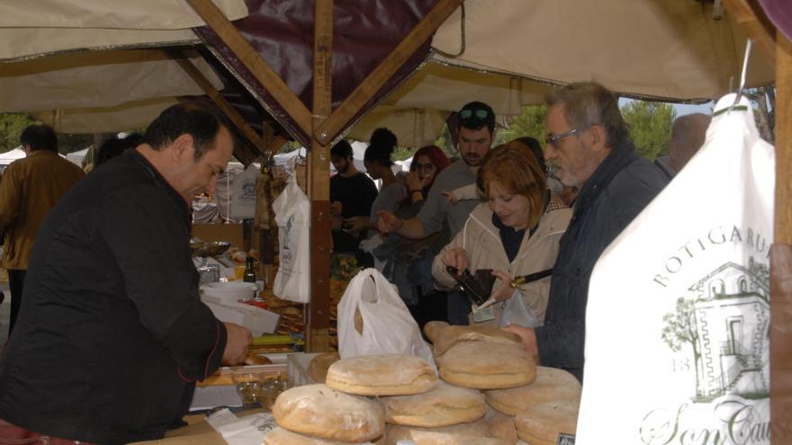 Muchos vecinos han pasado por la feria otoñal de esta mañana.