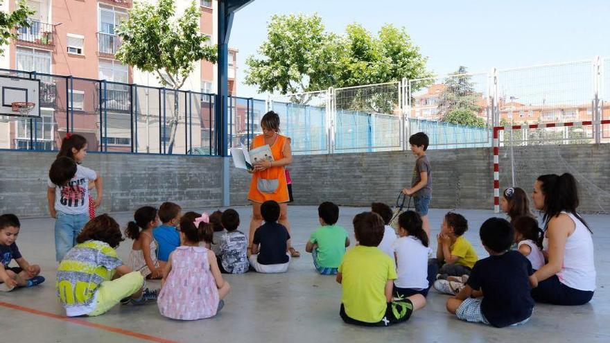 Varios niños participan en el programa Conciliamos en Verano.