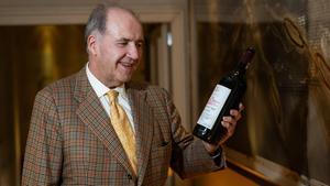 Pablo Álvarez, consejero delegado de Vega Sicilia, con una botella de vino.