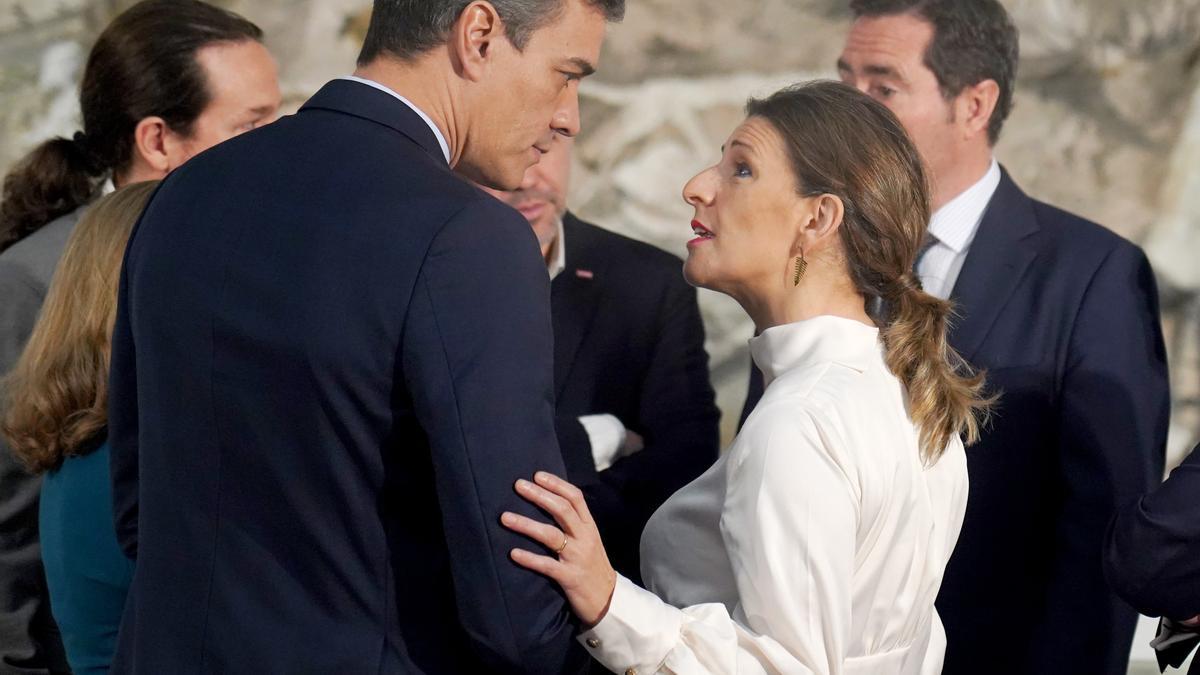 Pedro Sánchez y Yolanda Díaz conversan en sus escaños del Congreso.