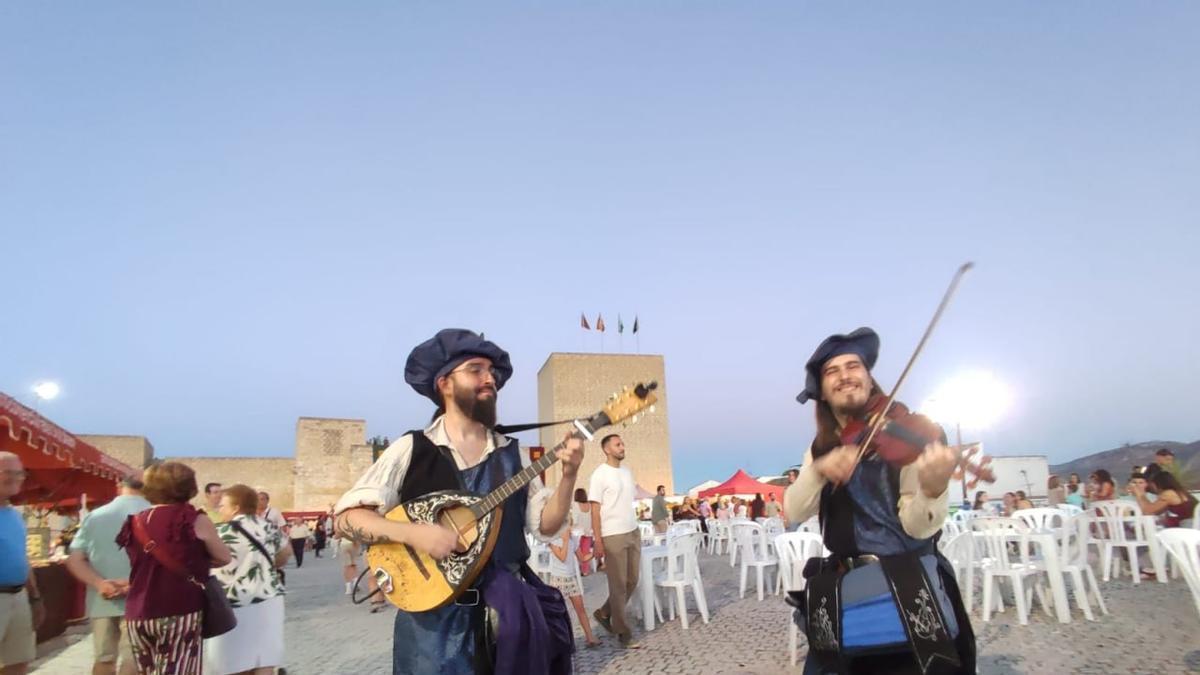 Pasacalles musical durante la celebración del Mercado Medieval de Baena.