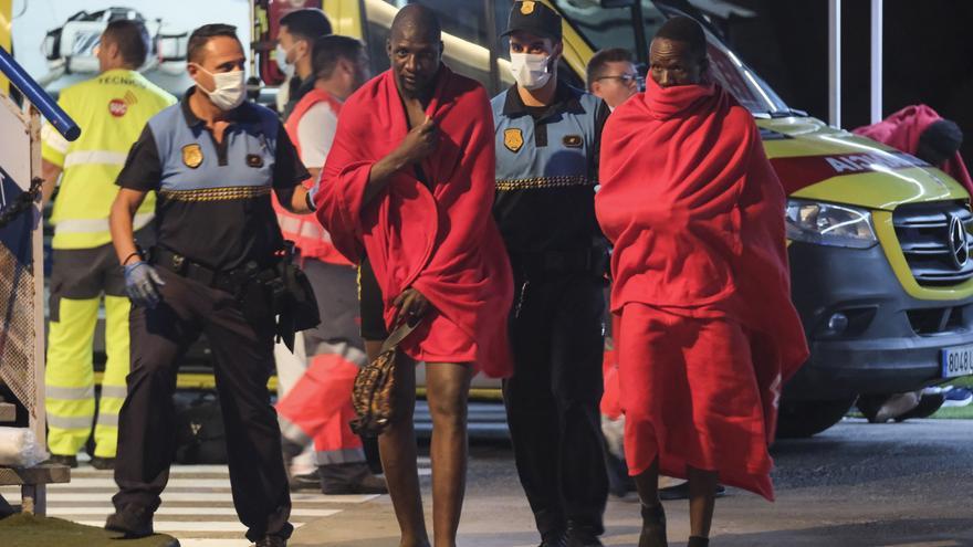 Un cayuco con 81 personas alcanza la costa sur de Tenerife y evacúan a uno a un hospital