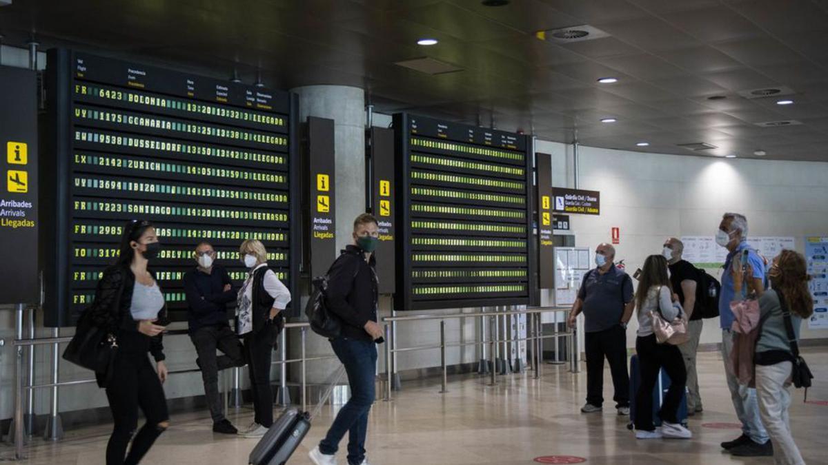 Varios turistas llegan al aeropuerto de Manises en octubre.  | GERMÁN CABALLERO