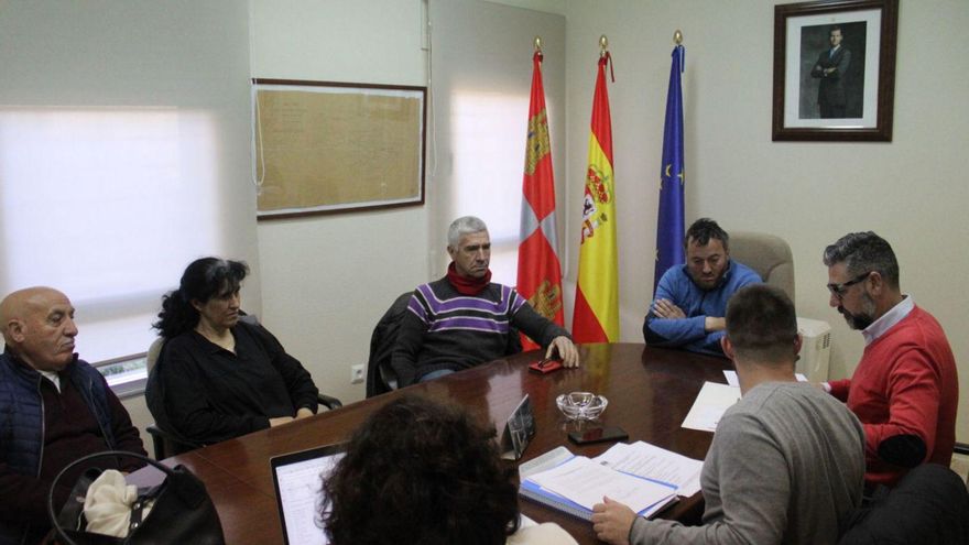 Los concejales del Ayuntamiento de Cobreros debaten un punto del orden del día del pleno. | A. S.